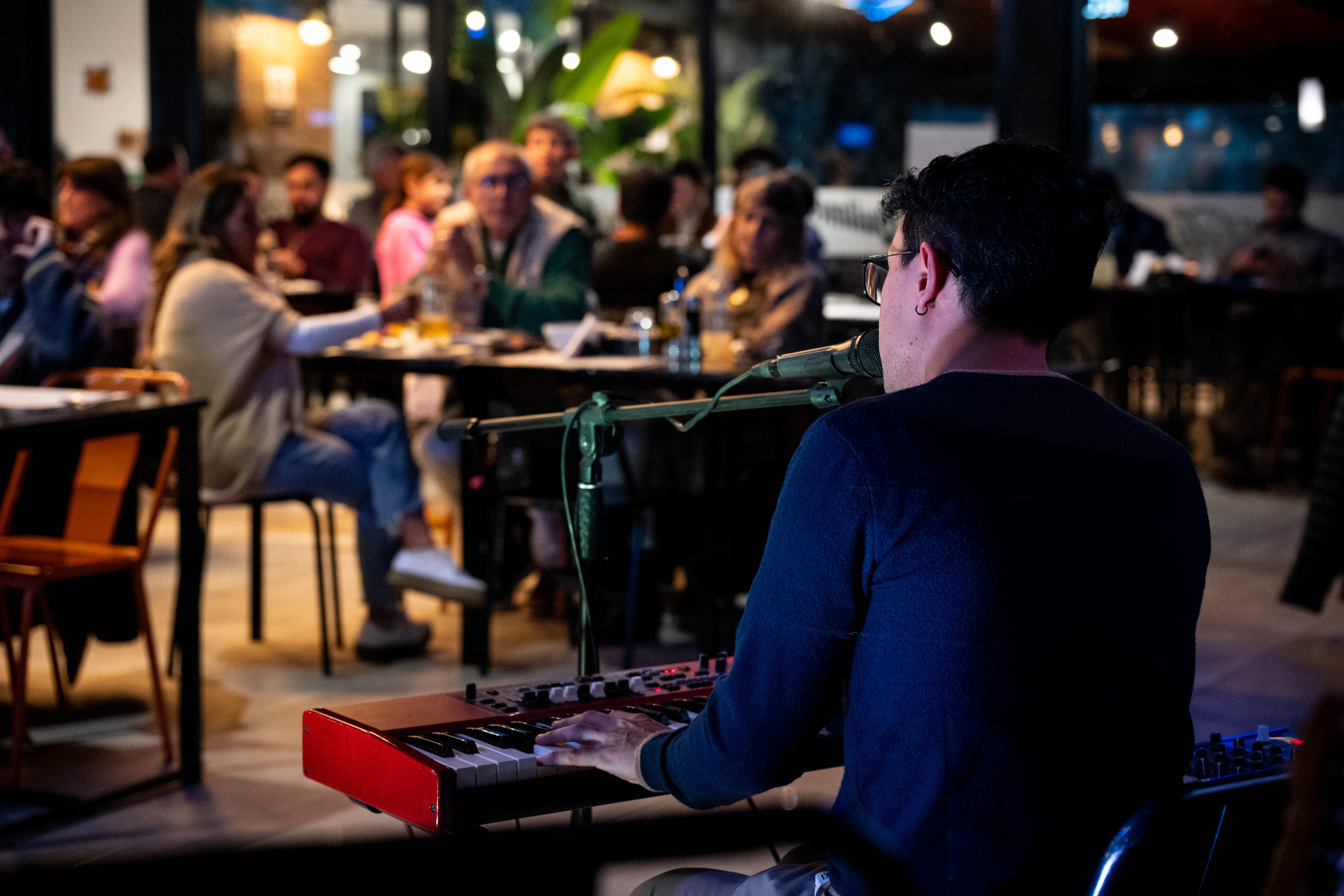 Propuestas gourmet, shows en vivo y juegos para chicos: así son las noches de invierno en El Casco Bar 